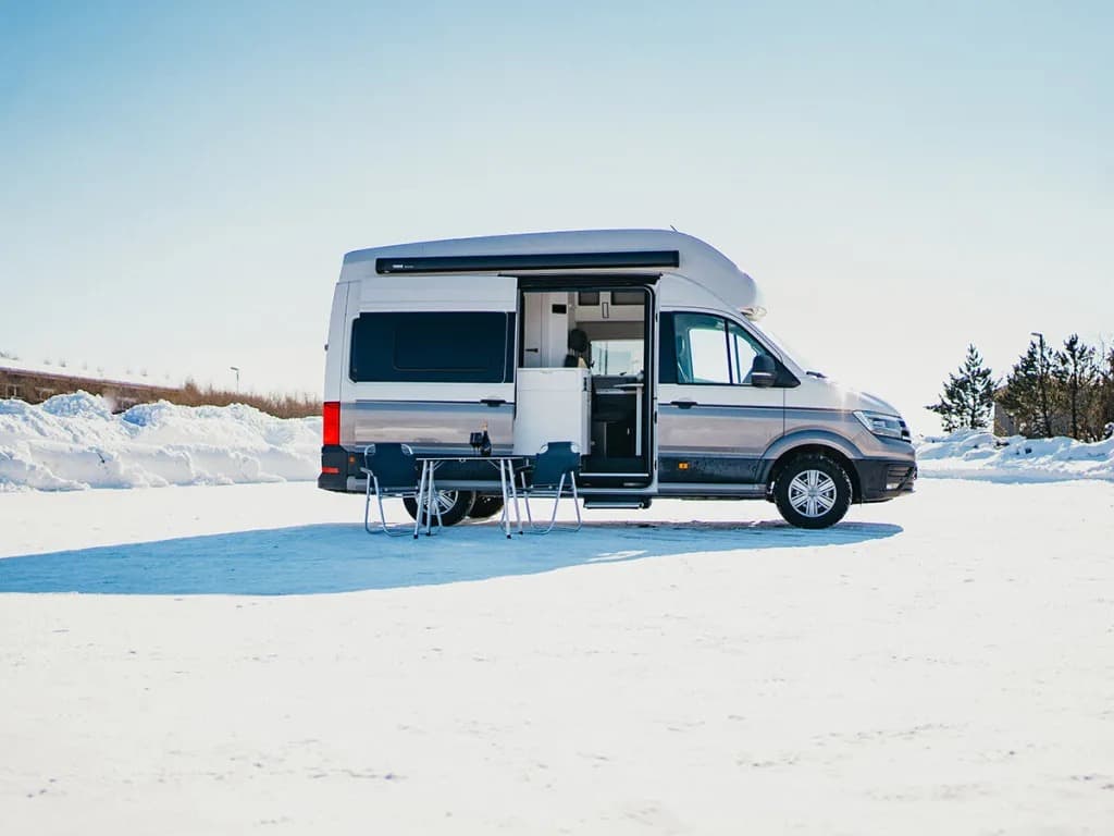 Zasněžené ráno v obytném voze